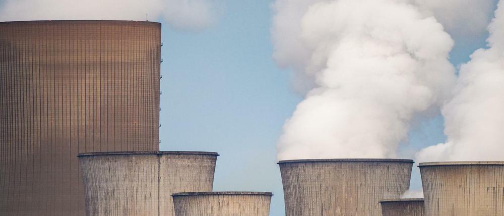 Aus den Kühltürmen des Braunkohlekraftwerk Niederaußem des Energiekonzerns RWE steigt Wasserdampf auf.