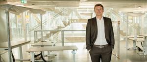 "taz"-Chefredakteur Georg Löwisch in den zukünftigen Redaktionsräumen des neuen Gebäudes der Zeitung. 