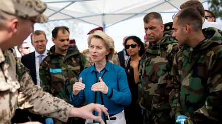 Ursula von der Leyen besucht deutsche und irakische Soldaten auf dem irakischen Militärstützpunkt in Taji.