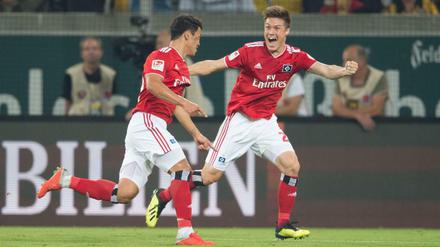 Hamburgs Hee Chan Hwang (l) jubelt nach seinem Tor zum 0:1 mit Gotoku Sakai.