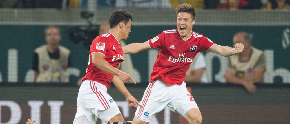 Hamburgs Hee Chan Hwang (l) jubelt nach seinem Tor zum 0:1 mit Gotoku Sakai.