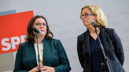 Andrea Nahles, SPD-Parteivorsitzende (l), spricht neben Natascha Kohnen, SPD-Landesvorsitzende in Bayern.