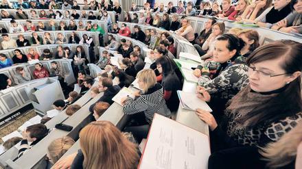 Ernst des Lebens. Wer im Studium steckt oder eine Ausbildung macht, bekommt weiter Kindergeld – fürs Zweitstudium gilt das aber nicht. 
