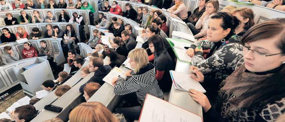 Ernst des Lebens. Wer im Studium steckt oder eine Ausbildung macht, bekommt weiter Kindergeld – fürs Zweitstudium gilt das aber nicht. 