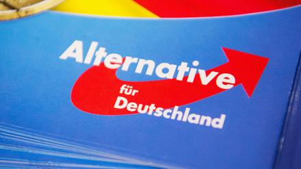 Das Logo der AfD auf einem Flyer.