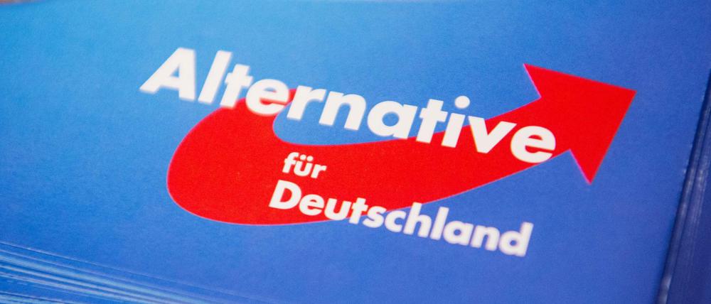 Das Logo der AfD auf einem Flyer.