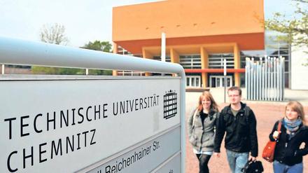 Studierende vor einem Gebäude der TU Chemnitz.