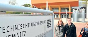 Studierende vor einem Gebäude der TU Chemnitz.