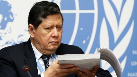 Marzuki Darusman hält während einer Pressekonferenz den vollständigen Bericht der Untersuchungsmission zu den Kriegsverbrechen gegen Rohingya in Myanmar. 