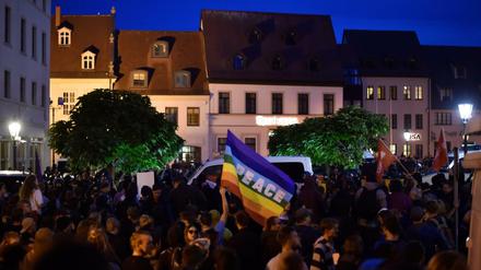 Teilnehmer der Kundgebung "Der extremen Rechten entgegentreten" auf dem Marktplatz von Köthen.