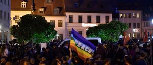 Teilnehmer der Kundgebung "Der extremen Rechten entgegentreten" auf dem Marktplatz von Köthen.