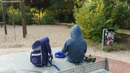 Ein Schulkind auf dem Spielplatz.