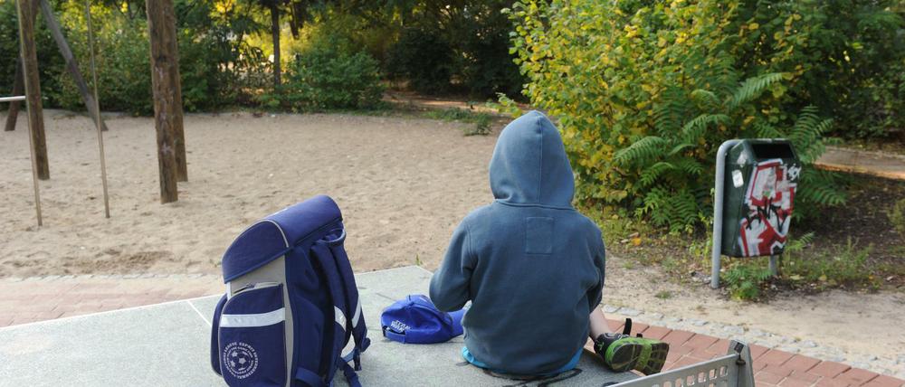 Ein Schulkind auf dem Spielplatz.
