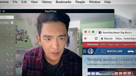 Fahndung. David (John Cho) hilft der Polizei vom Laptop aus. 