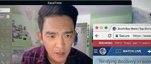 Fahndung. David (John Cho) hilft der Polizei vom Laptop aus. 