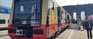 Ein ganzer Zug steht in Charlottenburg. Die nächste Etappe zur neuen S-Bahn ist geschafft.