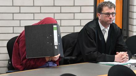 Der 34 Jahre alte angeklagte Schwimmlehrer (l.), dem vorgeworfen wird sich an kleinen Mädchen vergangen zu haben.