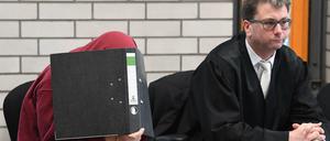 Der 34 Jahre alte angeklagte Schwimmlehrer (l.), dem vorgeworfen wird sich an kleinen Mädchen vergangen zu haben. 