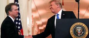 US-Präsident Donald Trump hat seinen Richterkandidaten Brett Kavanaugh (links) im Juli vorgestellt.