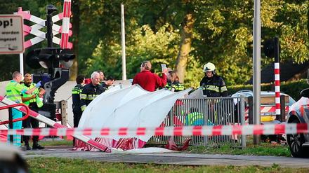 Der Rettungsdienst ist am Unfallort im Einsatz, nachdem bei dem Zusammenstoß eines Zuges mit einem Transportfahrrad vier Kinder getötet wurden.