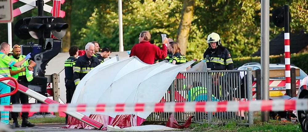 Der Rettungsdienst ist am Unfallort im Einsatz, nachdem bei dem Zusammenstoß eines Zuges mit einem Transportfahrrad vier Kinder getötet wurden.