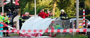 Der Rettungsdienst ist am Unfallort im Einsatz, nachdem bei dem Zusammenstoß eines Zuges mit einem Transportfahrrad vier Kinder getötet wurden.