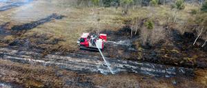 Eine Löschraupe ist beim Moorbrand in Meppen im Einsatz.