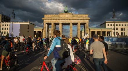Menschen vor dem Brandenburger Tor.