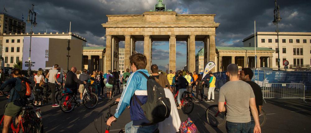 Menschen vor dem Brandenburger Tor.