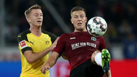 Kevin Wimmer, hier im Duell mit Marco Reus, freut sich über sein Engagement in der Bundesliga - die sei wenigstens noch spannend, meint er.