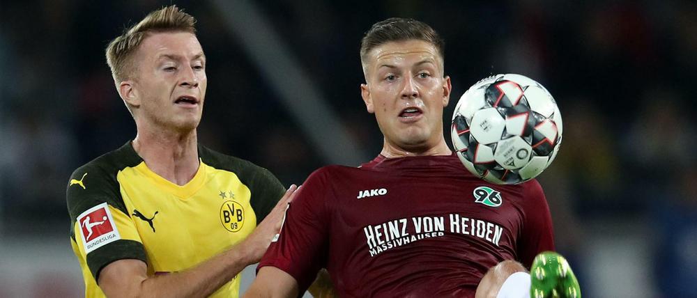 Kevin Wimmer, hier im Duell mit Marco Reus, freut sich über sein Engagement in der Bundesliga - die sei wenigstens noch spannend, meint er.
