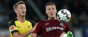 Kevin Wimmer, hier im Duell mit Marco Reus, freut sich über sein Engagement in der Bundesliga - die sei wenigstens noch spannend, meint er.