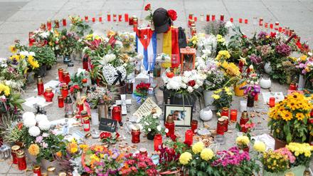 Chemnitz: Eine deutsche und die kubanische Fahne, zahlreiche Blumen und Kerzen wurden am Tatort niedergelegt.