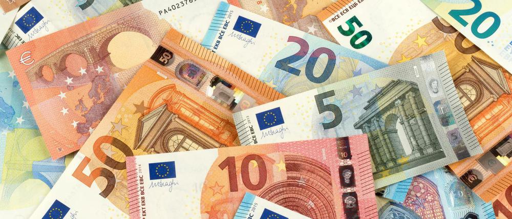 Euro-Scheine. Die Zentralbank EZB hat bereits die S2. Generation für Scheine mit kleinem Nennwert in Umlauf gebracht. Nun kommen auch die neuen 100er und 200er auf den Markt. Der 500er wird nicht neu aufgelegt.