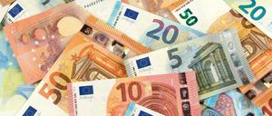 Euro-Scheine. Die Zentralbank EZB hat bereits die S2. Generation für Scheine mit kleinem Nennwert in Umlauf gebracht. Nun kommen auch die neuen 100er und 200er auf den Markt. Der 500er wird nicht neu aufgelegt.