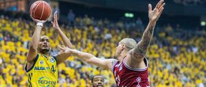 Im Finale der Vorsaison musste sich Alba (l. Stefan Peno) gegen Bayern München geschlagen geben. 