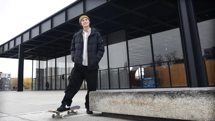 Der Skateboarder Denny Pham an der Neuen Nationalgalerie. Seit kurzem ist das Skaten auf dem Vorplatz verboten.