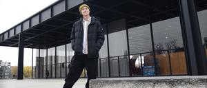 Der Skateboarder Denny Pham an der Neuen Nationalgalerie. Seit kurzem ist das Skaten auf dem Vorplatz verboten.