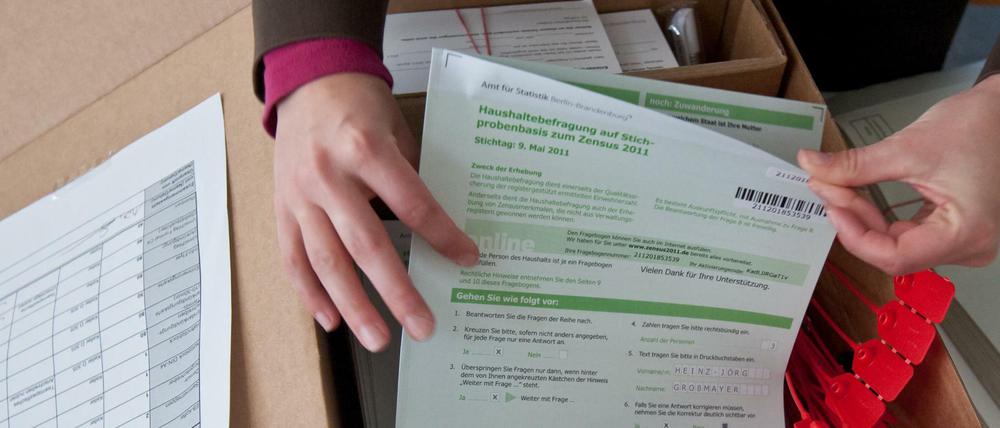 Ein Stapel mit Fragebögen zum Zensus 2011 in Berlin und Brandenburg