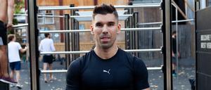 Bei den Geräten am Monbijoupark ist vor allem abends viel los. Für Frederik sind zwei, drei Stunden Sport am Tag völlig normal.