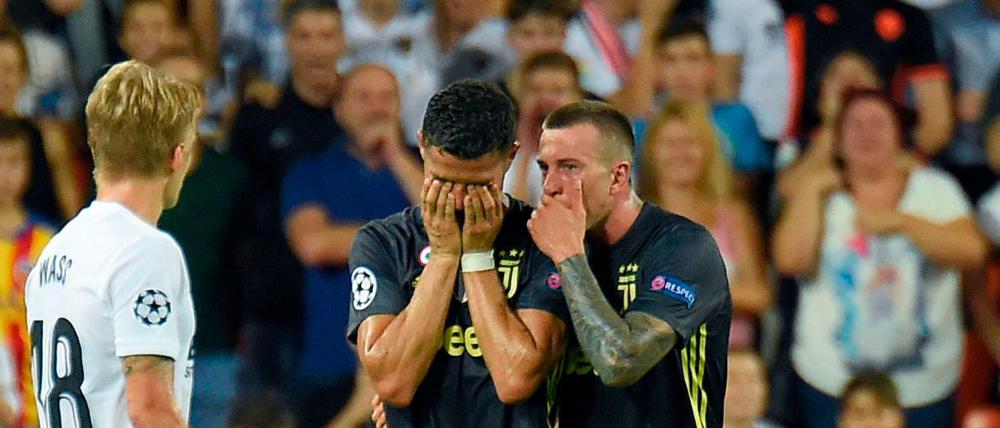 TNicht zu fassen. Cristiano Ronaldo nach seinem Platzverweis.