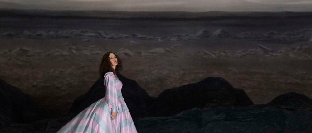 Utopia, wüst und leer. Alcina (Marlis Petersen) auf ihrer Insel. 