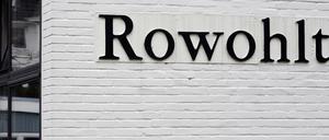Logo des Verlages Rowohlt an der Außenfassade des Verlagsgebäudes.