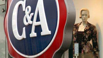 C&amp;A-Logo hängt an einem Geschäft in Düsseldorf.