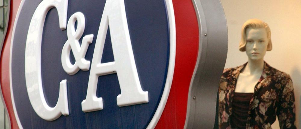 C&A-Logo hängt an einem Geschäft in Düsseldorf.