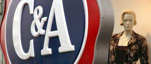 C&A-Logo hängt an einem Geschäft in Düsseldorf.