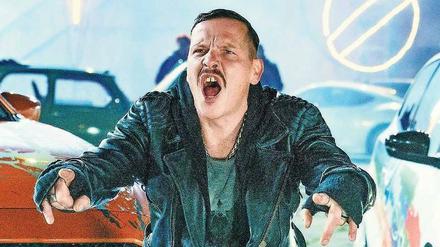 Fast &amp; Furious in Sachsen-Anhalt. Gerdy (Axel Zerbe) rastet beim nächtlichen Treffen der Gruppe „Le Magdeburg“ aus.