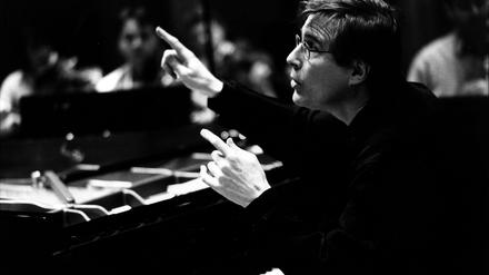 Christian Zacharias dirigierte Mozarts c-Moll-Klavierkonzert vom Flügel aus. 