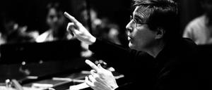 Christian Zacharias dirigierte Mozarts c-Moll-Klavierkonzert vom Flügel aus. 