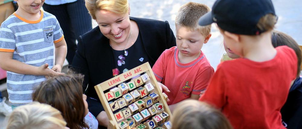 Franziska Giffey (SPD), Bundesfamilienministerin stellt bei einem Besuch der Kita "mittendrin" das Gute-Kita-Gesetz vor.
